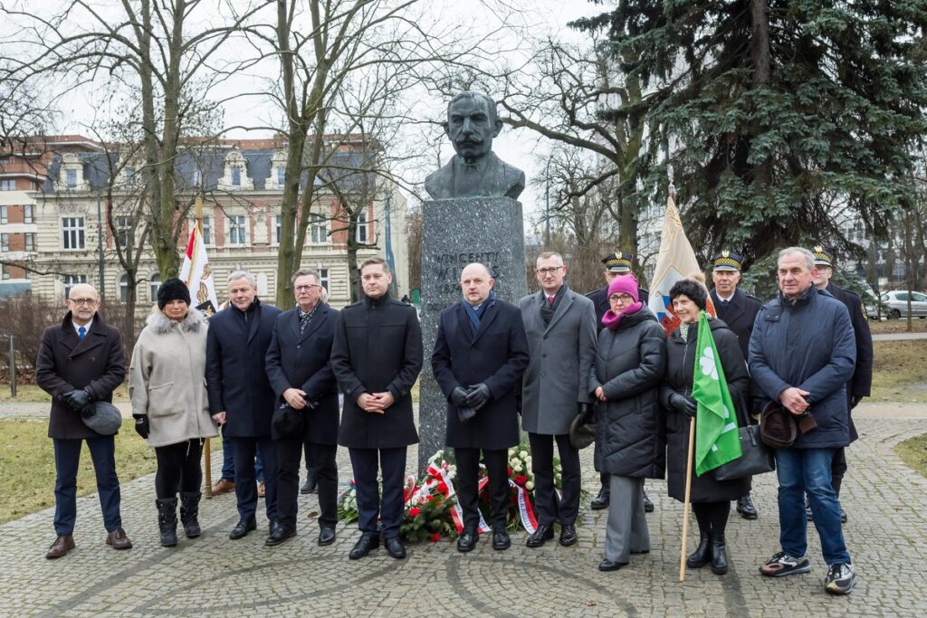 Ceremonia złożenia kwiatów pod bydgoskim pomnikiem Wincentego Witosa, fot. Tomasz Czachorowski/eventphoto.com dla UMWKP