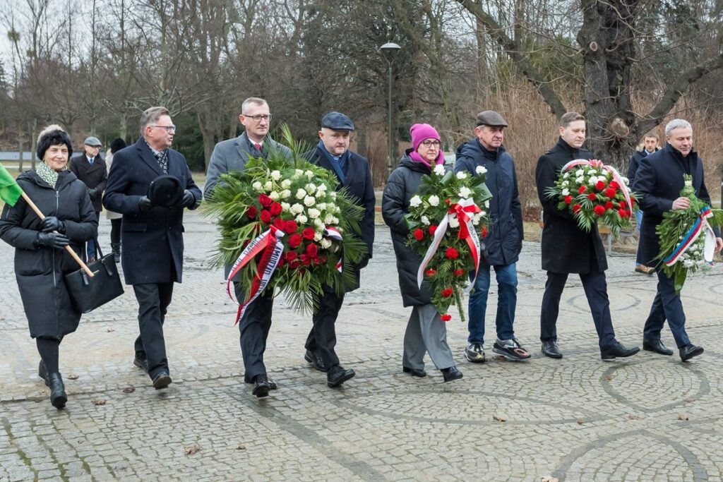 Ceremonia złożenia kwiatów pod bydgoskim pomnikiem Wincentego Witosa, fot. Tomasz Czachorowski/eventphoto.com dla UMWKP