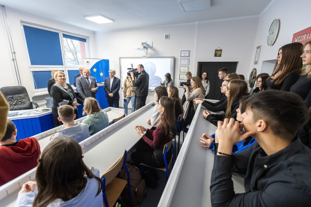 Spotkanie marszałka z członkami Klubu Europejskiego „Konopa”, fot. Szymon Zdziebło/tarantoga.pl dla UMWKP