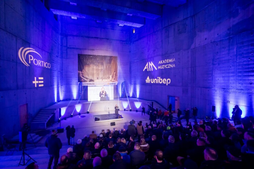 Zawieszenie wiechy na budowie Akademii Muzycznej, fot. Tomasz Czachorowski