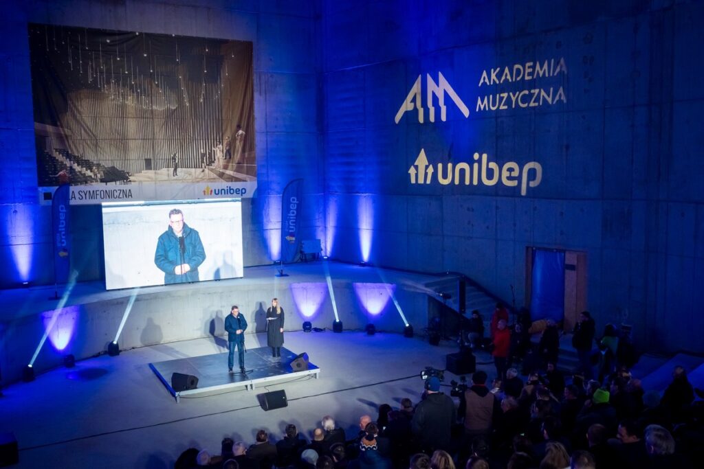 Zawieszenie wiechy na budowie Akademii Muzycznej, fot. Tomasz Czachorowski