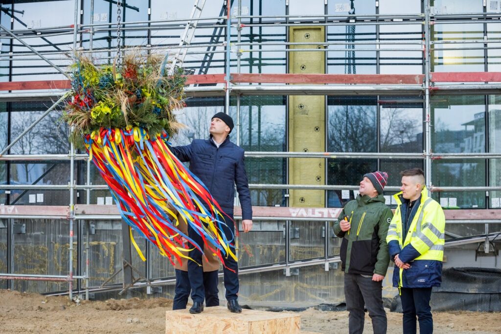 Zawieszenie wiechy na budowie Akademii Muzycznej, fot. Tomasz Czachorowski