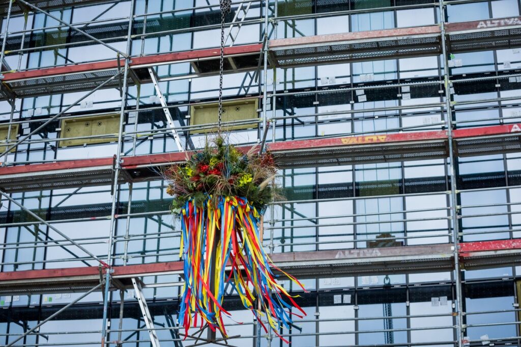 Zawieszenie wiechy na budowie Akademii Muzycznej, fot. Tomasz Czachorowski