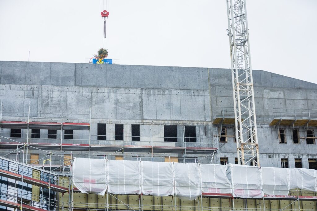 Zawieszenie wiechy na budowie Akademii Muzycznej, fot. Tomasz Czachorowski