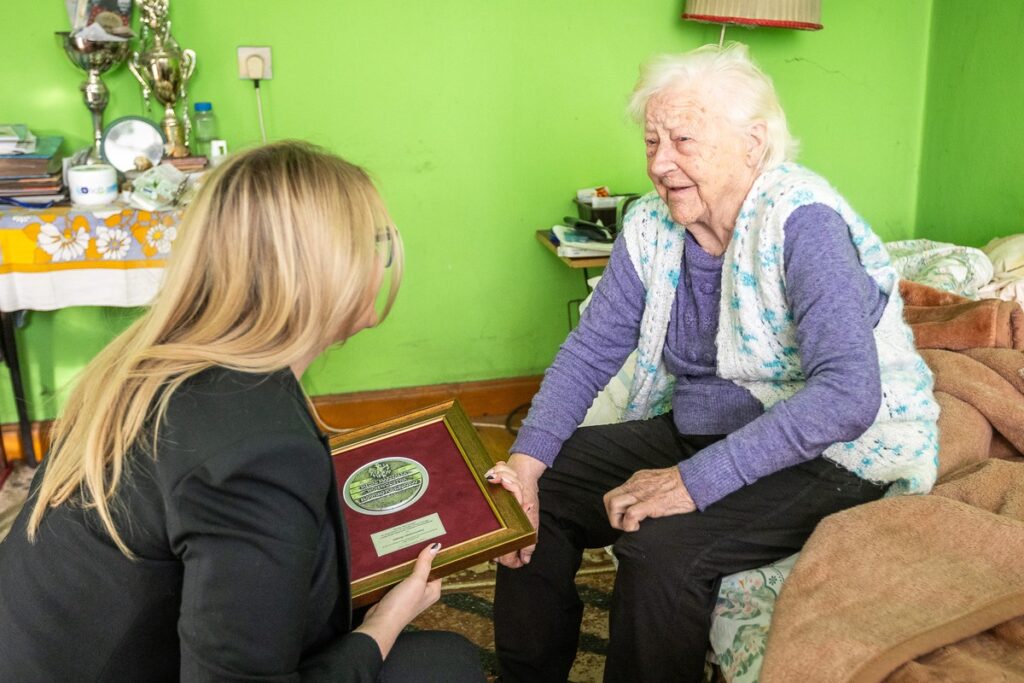Wręczenie medalu Unitas Durat stuletniej Jadwidze Malinowskiej, fot. Szymon Zdziebło/tarantoga.pl dla UMWKP