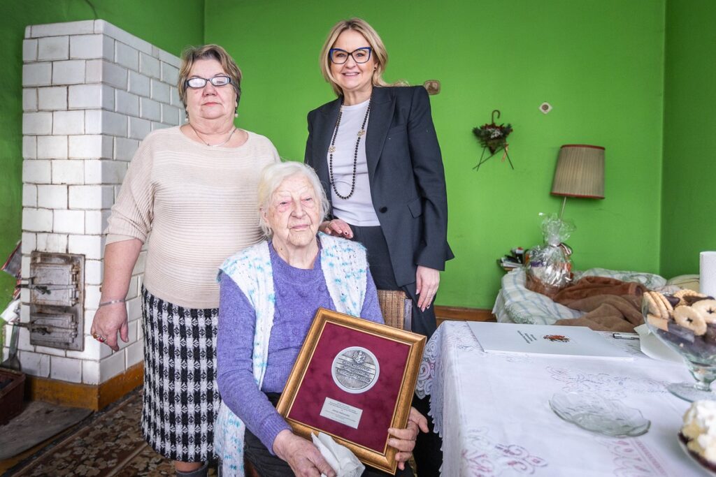 Wręczenie medalu Unitas Durat stuletniej Jadwidze Malinowskiej, fot. Szymon Zdziebło/tarantoga.pl dla UMWKP