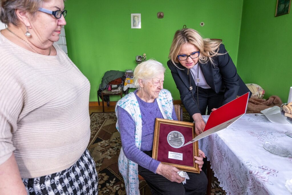 Wręczenie medalu Unitas Durat stuletniej Jadwidze Malinowskiej, fot. Szymon Zdziebło/tarantoga.pl dla UMWKP