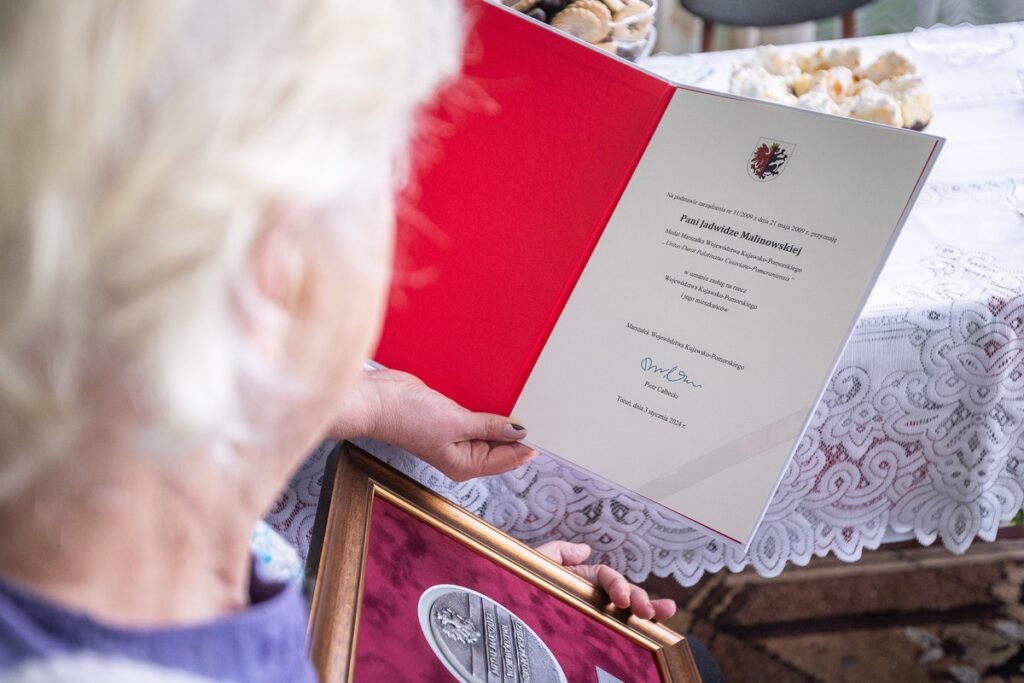 Wręczenie medalu Unitas Durat stuletniej Jadwidze Malinowskiej, fot. Szymon Zdziebło/tarantoga.pl dla UMWKP