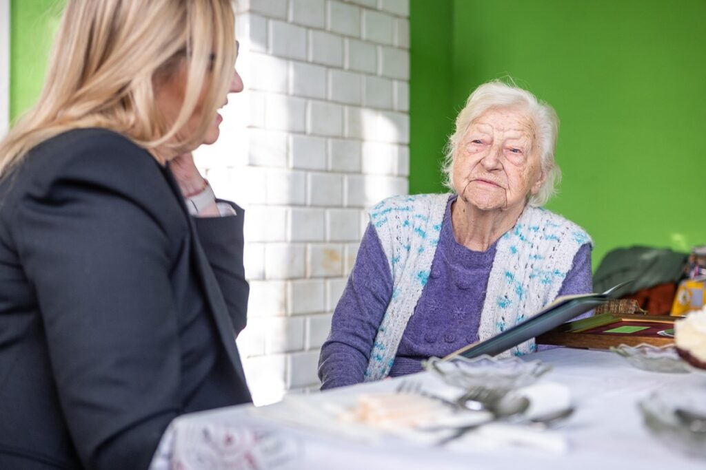 Wręczenie medalu Unitas Durat stuletniej Jadwidze Malinowskiej, fot. Szymon Zdziebło/tarantoga.pl dla UMWKP