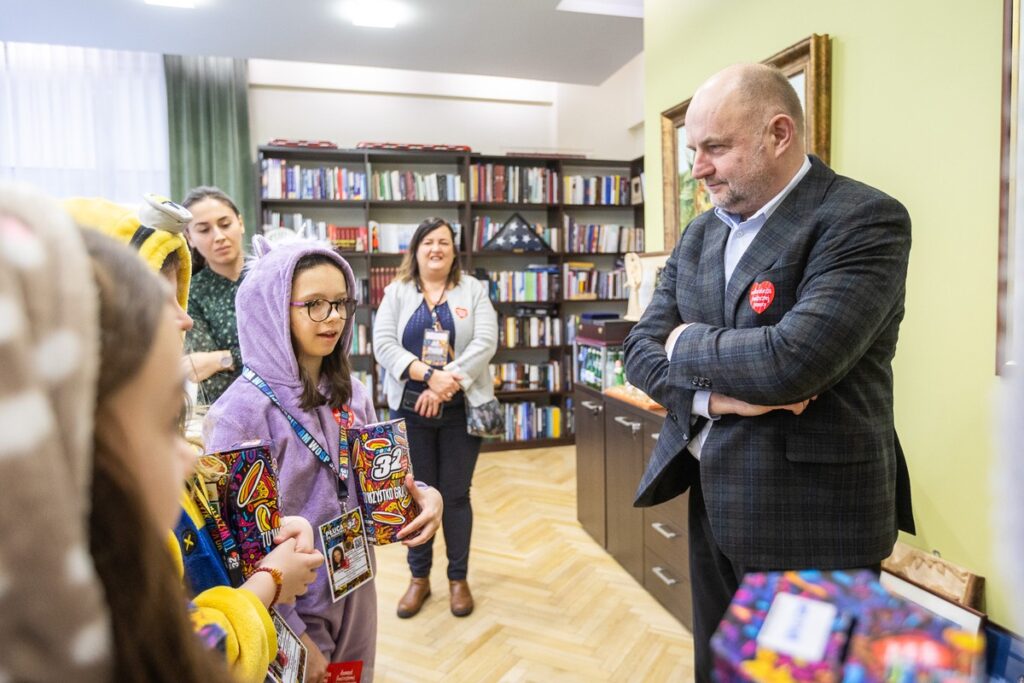 Spotkanie marszałka Piotra Całbeckiego z wolontariuszkami WOŚP, fot. Szymon Zdzieblo/tarantoga.pl dla UMWKP