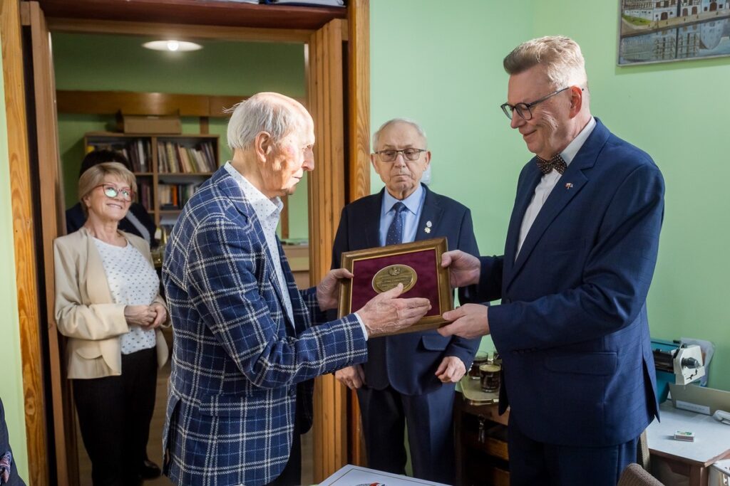 Wręczenie medalu majorowi Bolesławowi Danielkiewiczowi, fot. Tomasz Czachorowski/ eventphoto.com dla UMWKP