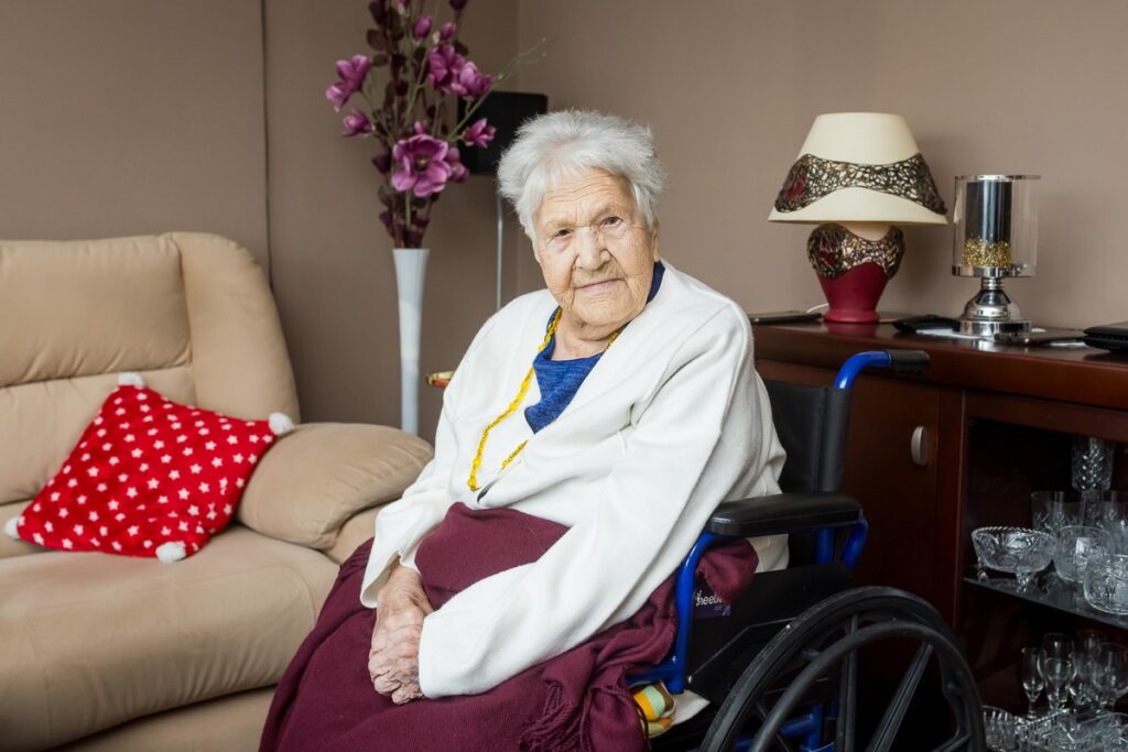 Wręczenie medalu stuletniej Annie Stramowskiej, fot. Tomasz Czachorowski/ eventphoto.com dla UMWKP