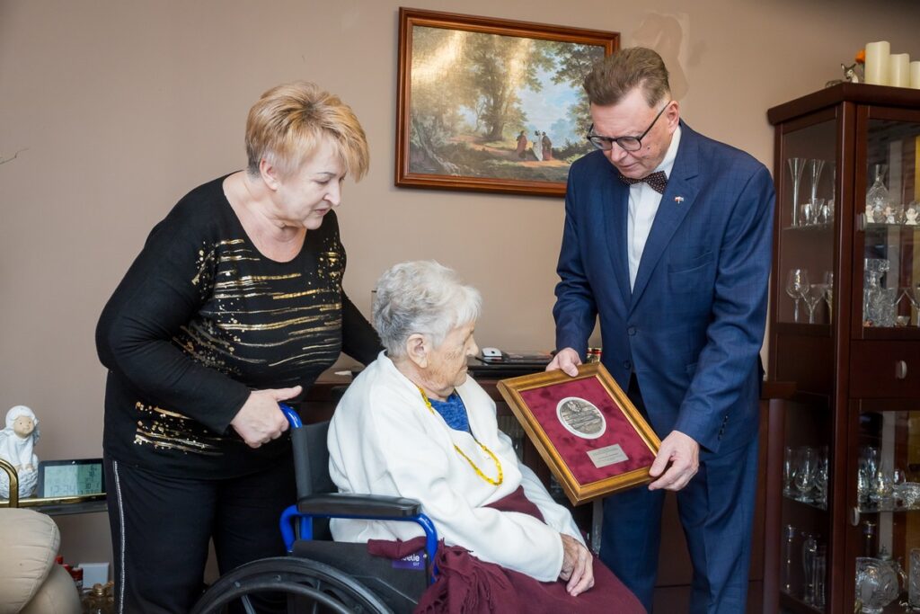 Wręczenie medalu stuletniej Annie Stramowskiej, fot. Tomasz Czachorowski/ eventphoto.com dla UMWKP