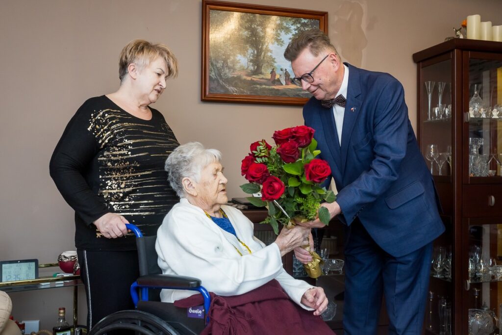 Wręczenie medalu stuletniej Annie Stramowskiej, fot. Tomasz Czachorowski/ eventphoto.com dla UMWKP