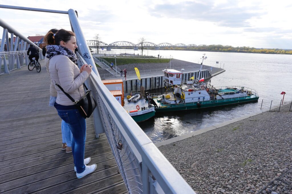 Gospodarcze wykorzystanie Wisły: barki kontenerowe na rzece na wysokości Grudziądza, fot. Mikołaj Kuras dla UMWKP