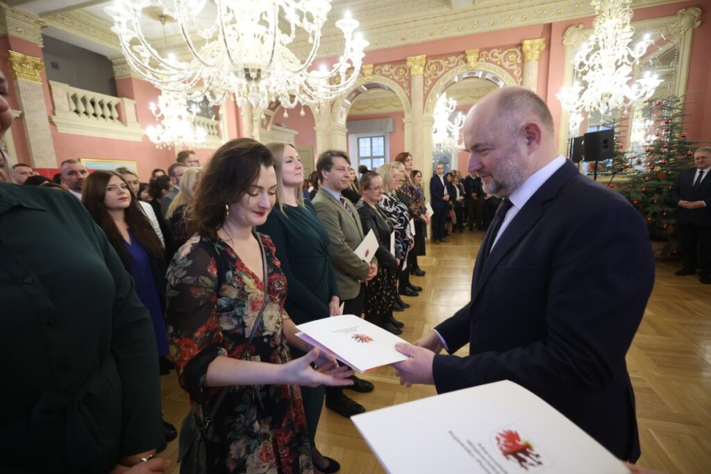 Awanse urzędników, fot. Mikołaj Kuras dla UMWKP