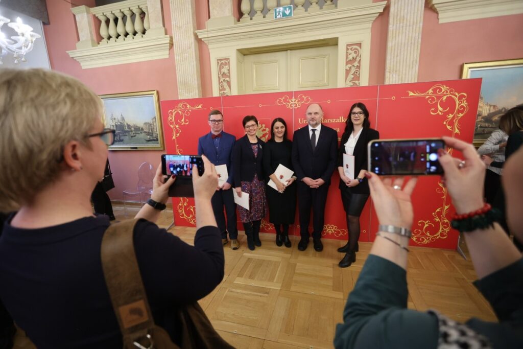Awanse urzędników, fot. Mikołaj Kuras dla UMWKP