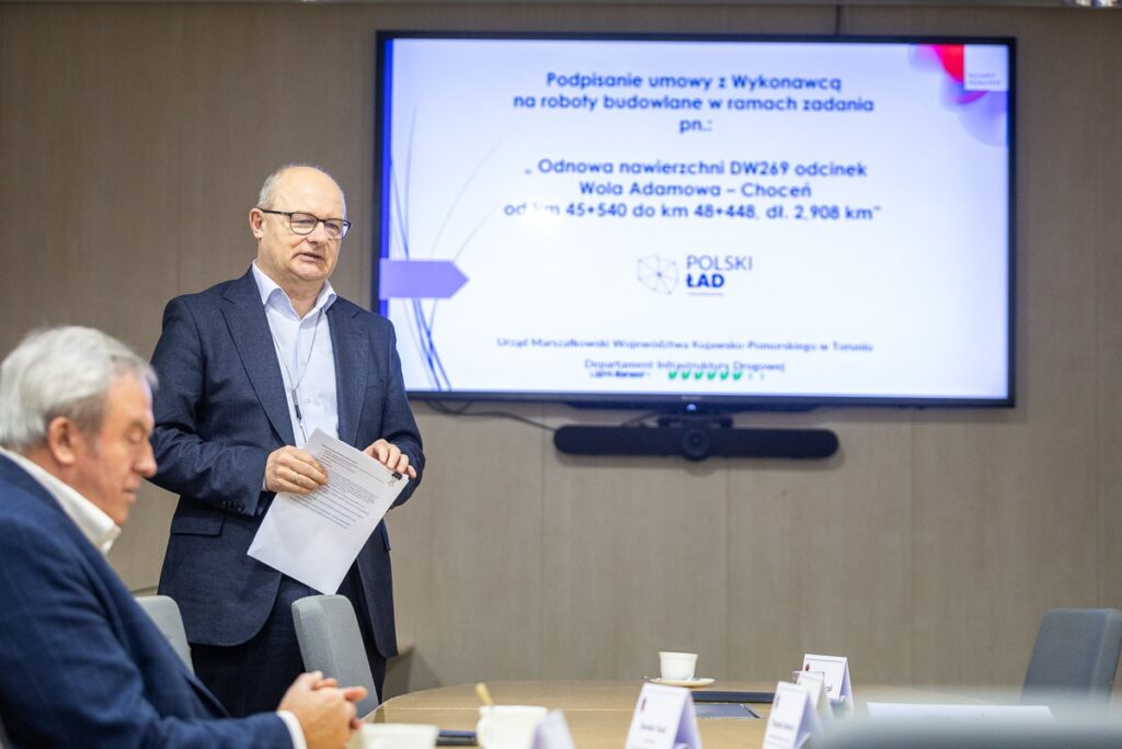 Podpisanie umowy na modernizację DW 269, fot. Szymon Zdziebło/tarantoga.pl dla UMWKP