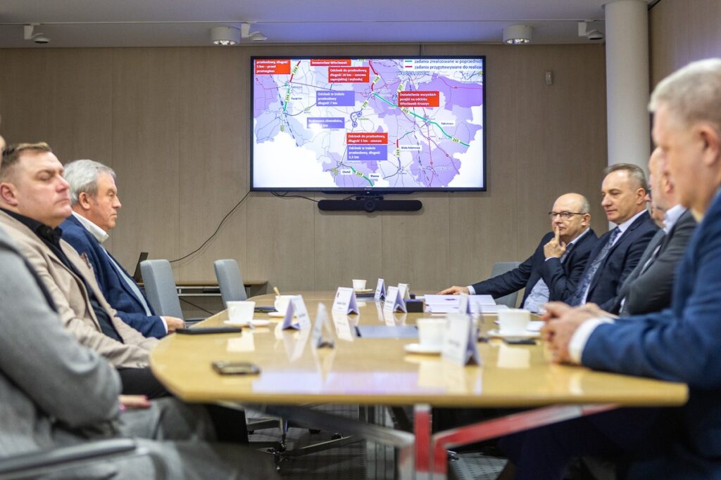 Podpisanie umowy na modernizację DW 269, fot. Szymon Zdziebło/tarantoga.pl dla UMWKP