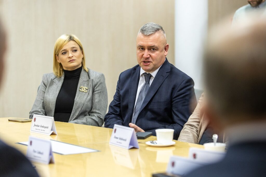 Podpisanie umowy na modernizację DW 269, fot. Szymon Zdziebło/tarantoga.pl dla UMWKP