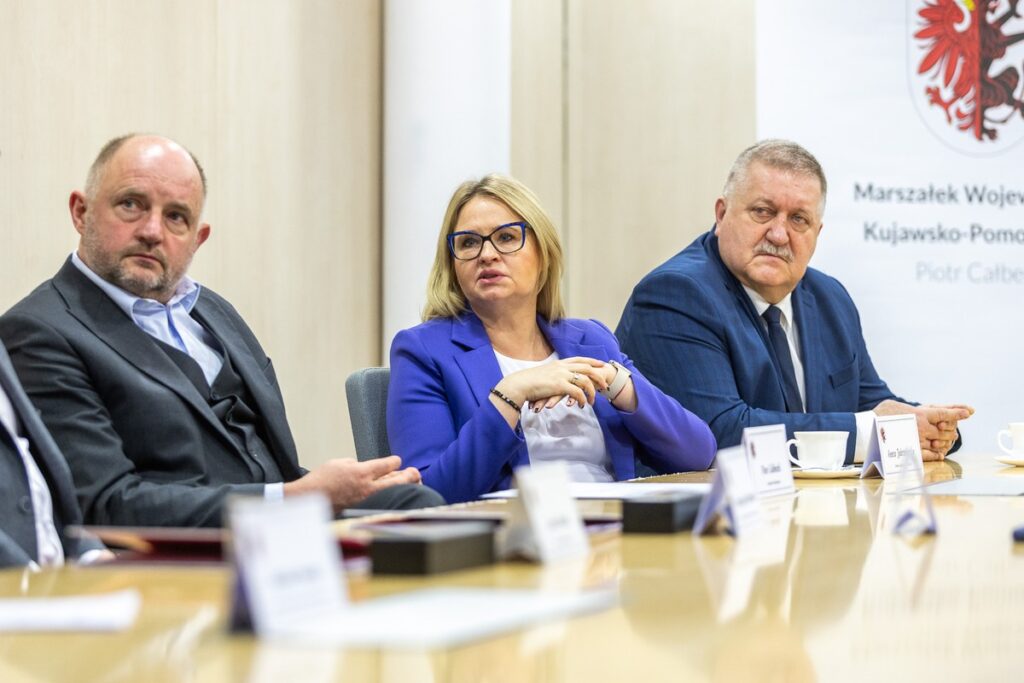 Podpisanie umowy na modernizację DW 269, fot. Szymon Zdziebło/tarantoga.pl dla UMWKP