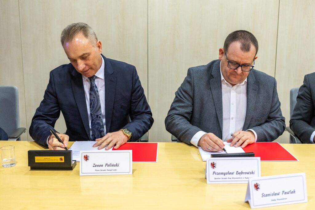 Podpisanie umowy na modernizację DW 269, fot. Szymon Zdziebło/tarantoga.pl dla UMWKP
