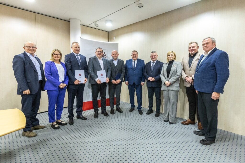 Podpisanie umowy na modernizację DW 269, fot. Szymon Zdziebło/tarantoga.pl dla UMWKP