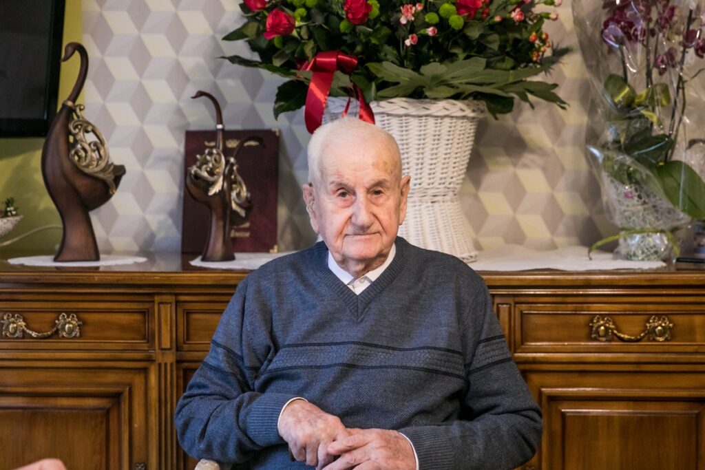 Wręczenie medalu stuletniemu Kazimierzowi Mazgajowi, fot. Andrzej Goiński/UMWKP