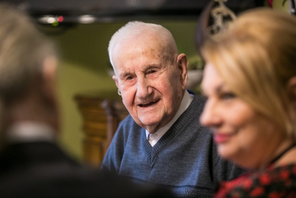 Wręczenie medalu stuletniemu Kazimierzowi Mazgajowi, fot. Andrzej Goiński/UMWKP