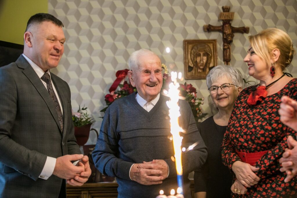 Wręczenie medalu stuletniemu Kazimierzowi Mazgajowi, fot. Andrzej Goiński/UMWKP