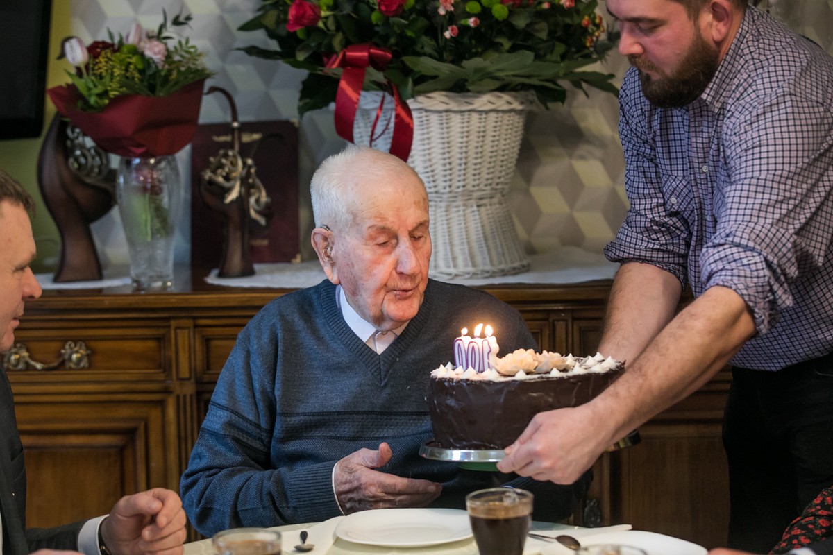 Wręczenie medalu stuletniemu Kazimierzowi Mazgajowi, fot. Andrzej Goiński/UMWKP