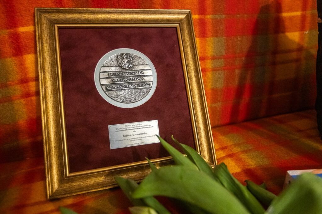 Wręczenie medalu Kazimierze Iwańczenko, fot. Szymon Zdziebło/tarantoga.pl dla UMWKP