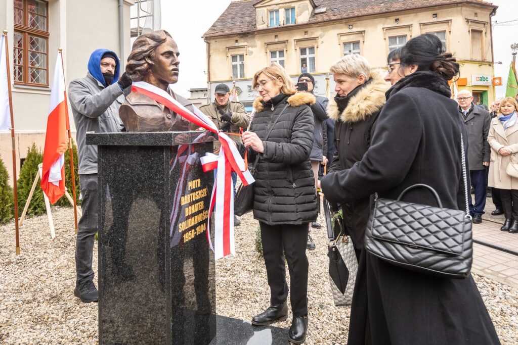 Odsłonięcie pomnika Piotra Bartoszcze fot. fot. Szymon Zdziebło/tarantoga.pl dla UMWKP