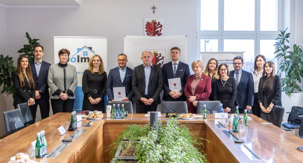 Regionalne Centrum Wsparcia i Aktywizacji, umowa z wykonawcą robót, fot. Szymon Zdzieblo/tarantoga.pl dla UMWKP