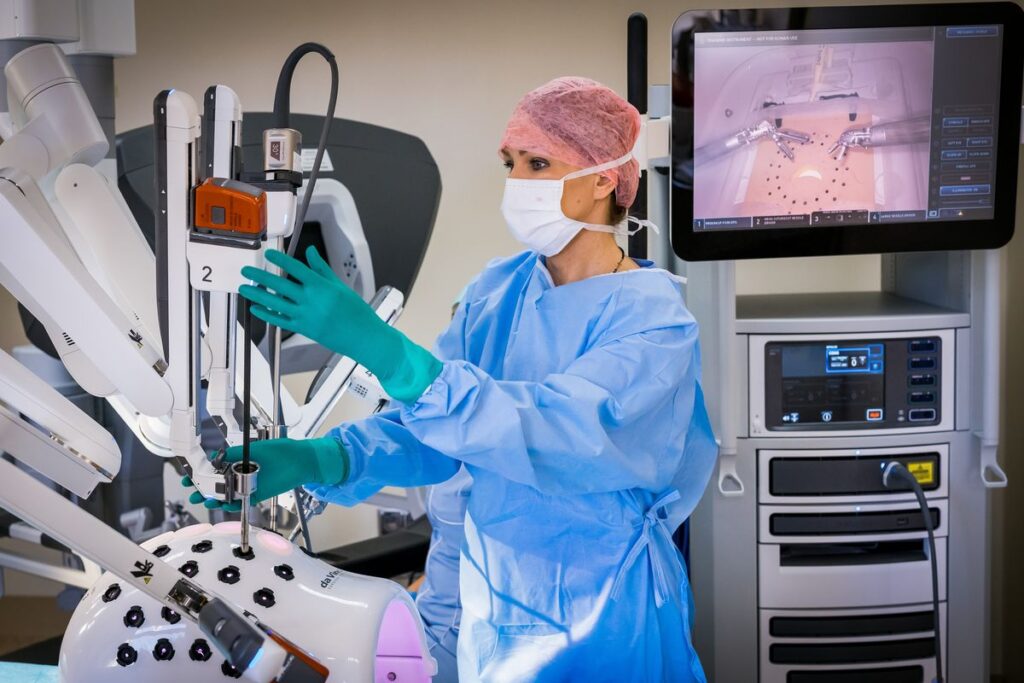 Robot operacyjny w Centrum Onkologii, fot. Tomasz Czachorowski dla UMWKP