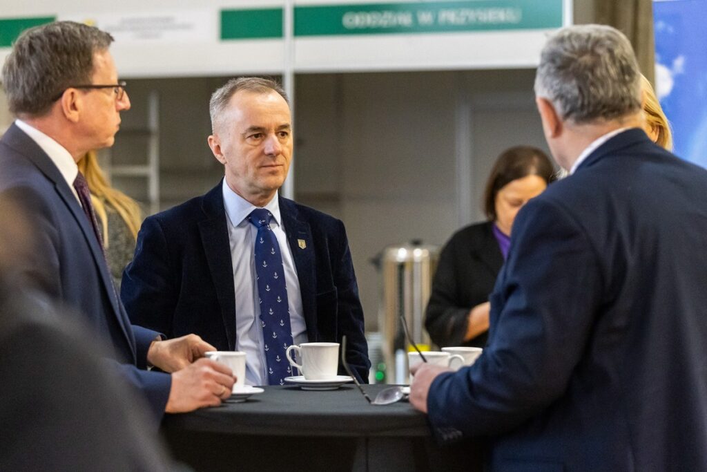 Spotkanie z rolnikami i samorządowcami w Przysieku, fot. Szymon Zdziebło/tarantoga.pl dla UMWKP