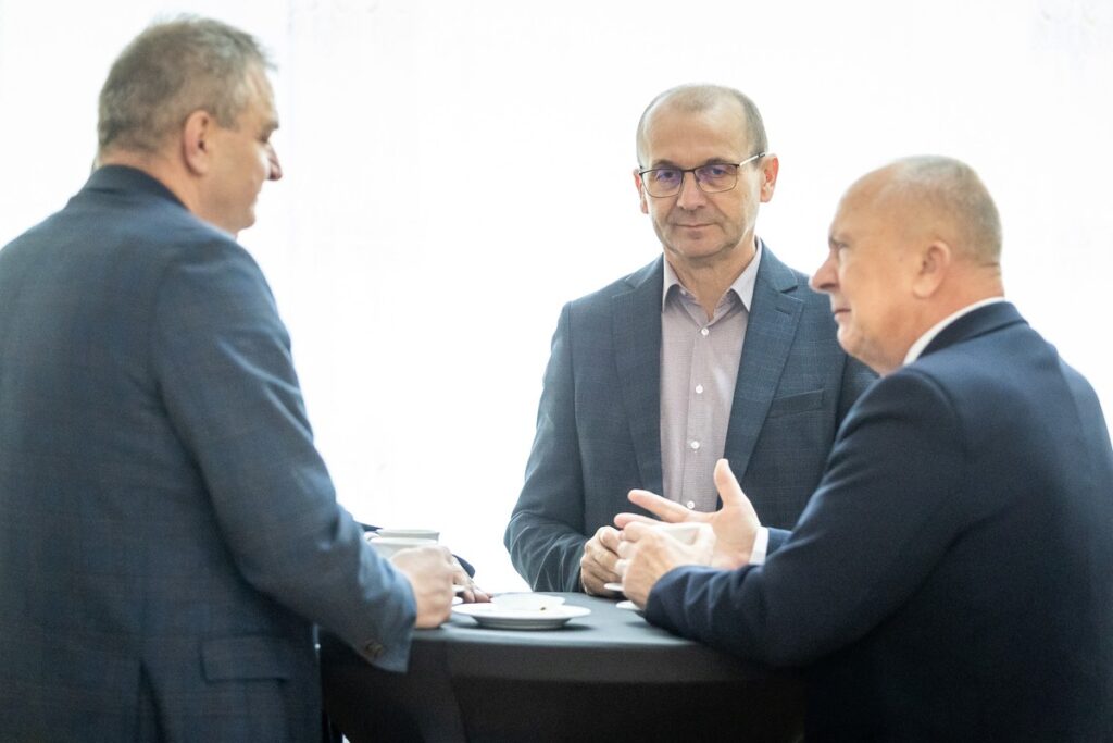 Spotkanie z rolnikami i samorządowcami w Przysieku, fot. Szymon Zdziebło/tarantoga.pl dla UMWKP