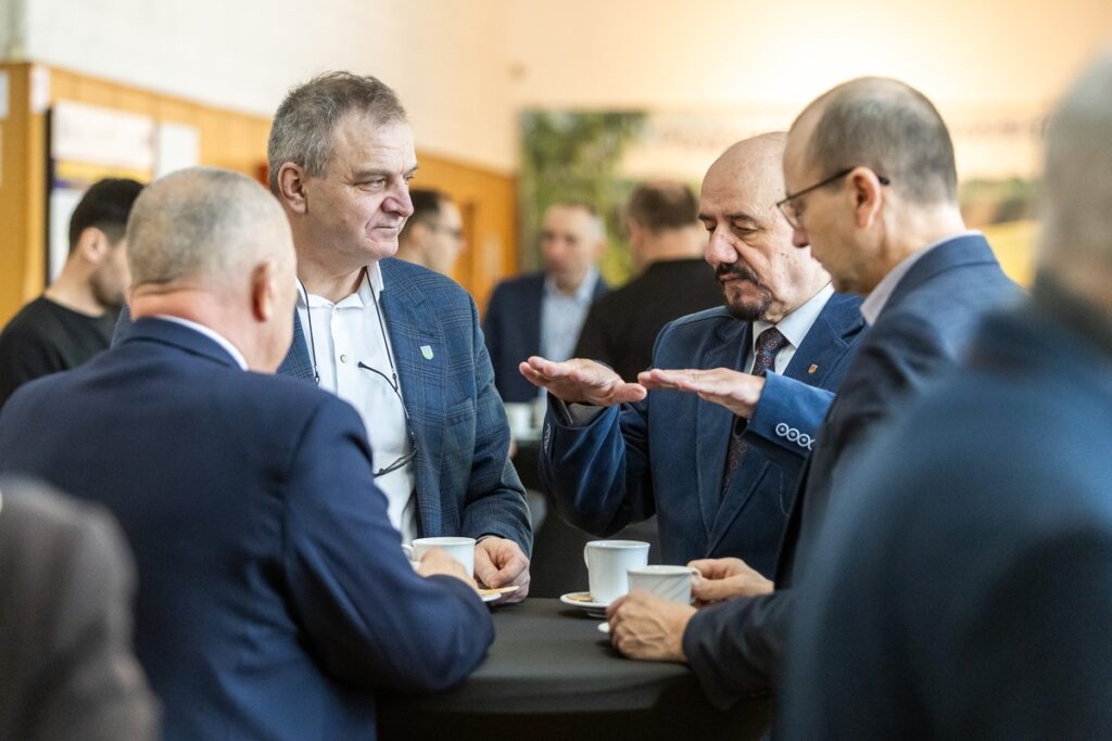 Spotkanie z rolnikami i samorządowcami w Przysieku, fot. Szymon Zdziebło/tarantoga.pl dla UMWKP