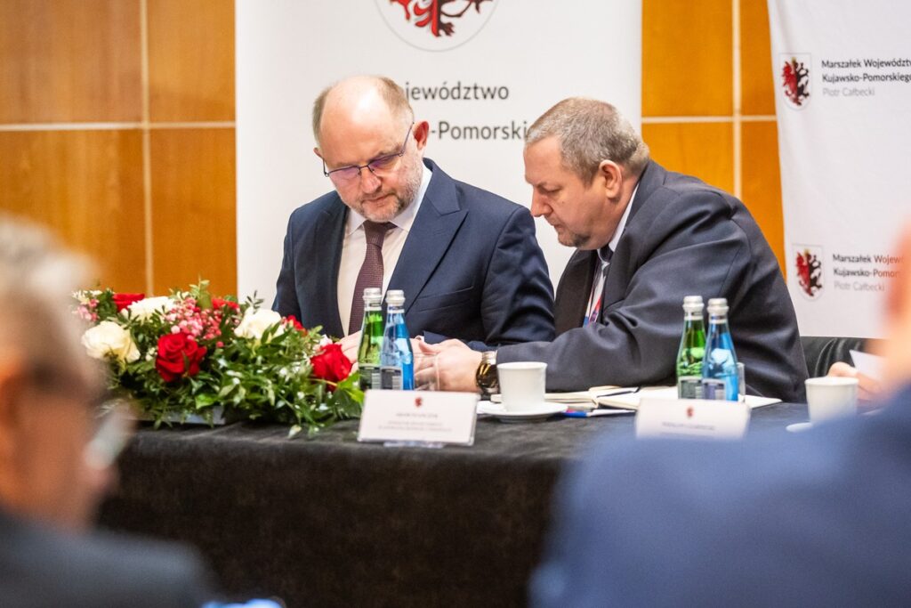 Spotkanie z rolnikami i samorządowcami w Przysieku, fot. Szymon Zdziebło/tarantoga.pl dla UMWKP