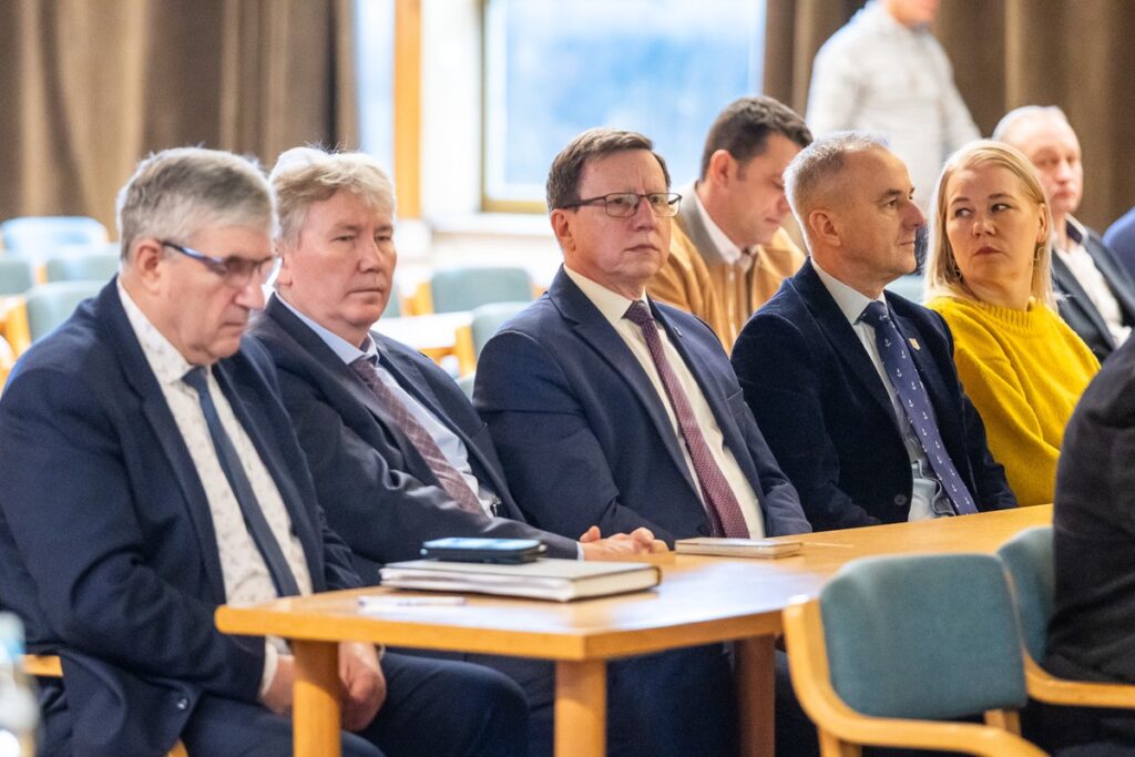 Spotkanie z rolnikami i samorządowcami w Przysieku, fot. Szymon Zdziebło/tarantoga.pl dla UMWKP