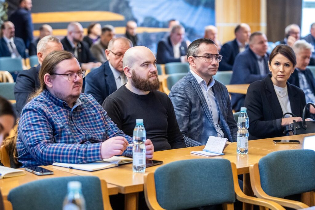 Spotkanie z rolnikami i samorządowcami w Przysieku, fot. Szymon Zdziebło/tarantoga.pl dla UMWKP