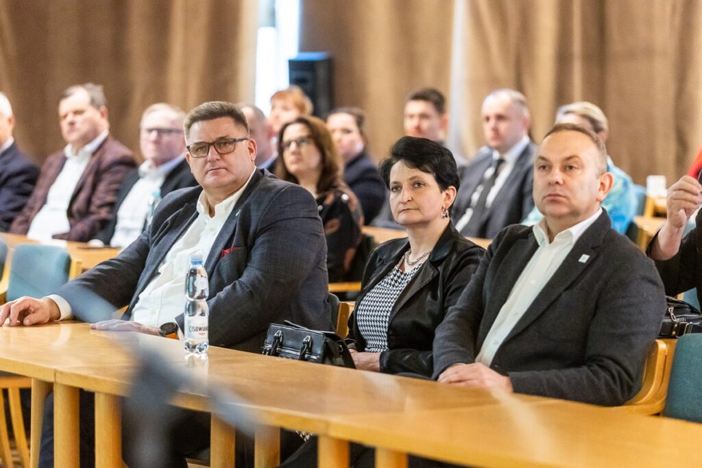 Spotkanie z rolnikami i samorządowcami w Przysieku, fot. Szymon Zdziebło/tarantoga.pl dla UMWKP