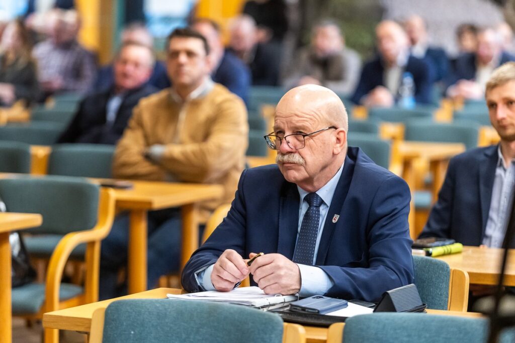 Spotkanie z rolnikami i samorządowcami w Przysieku, fot. Szymon Zdziebło/tarantoga.pl dla UMWKP