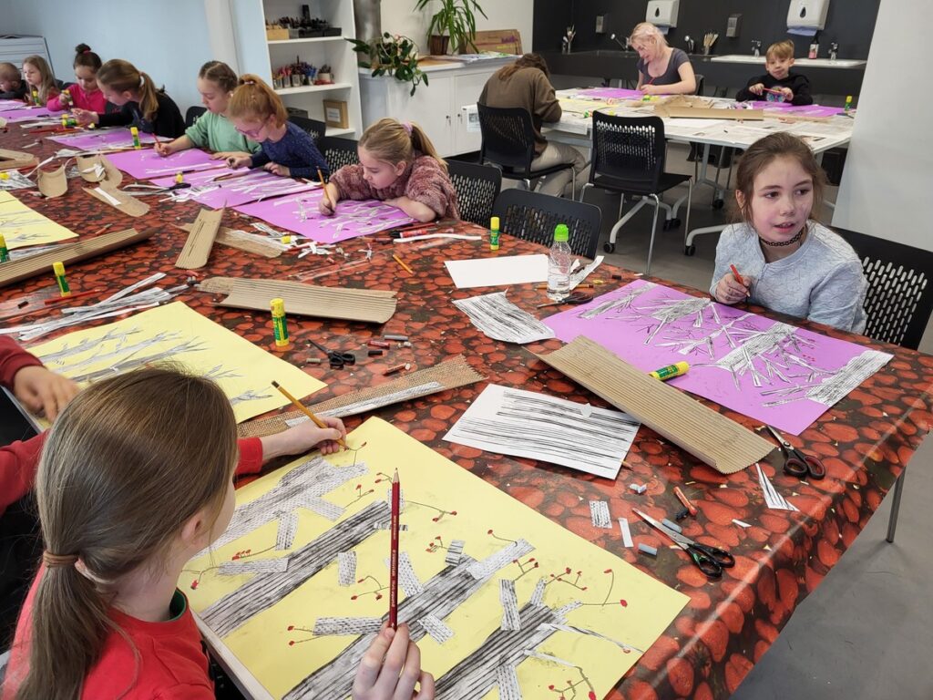 Warsztaty plastyczne w Galerii i Ośrodku Plastycznej Twórczości Dziecka w Toruniu fot. Galeria Dziecka