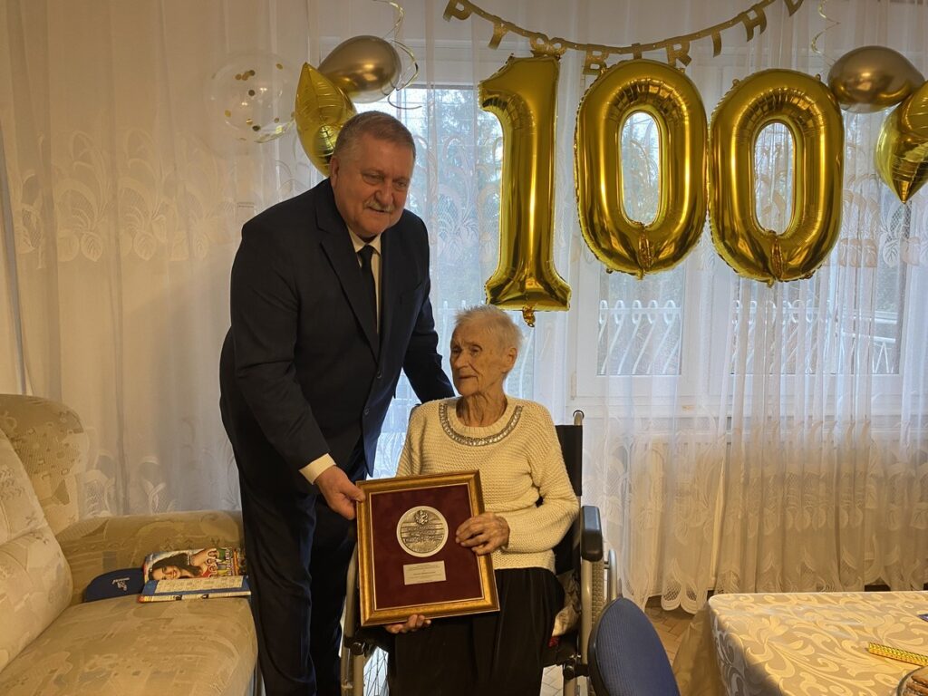 Henryka Mikołajczewska z członkiem zarządu województwa Sławomirem Kopyściem fot. UMWKP