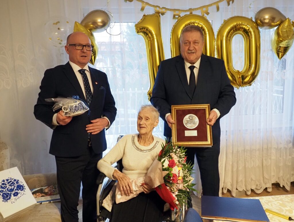 Członek zarządu województwa Sławomir Kopyść i prezydent Włocławka Marek Wojtkowski z Henryką Mikołajczewską fot. UM Włocławek