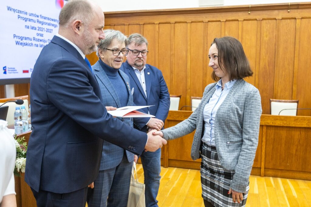 Uroczystość wręczenia umów, fot. Szymon Zdziebło/tatantoga.pl dla UMWKP