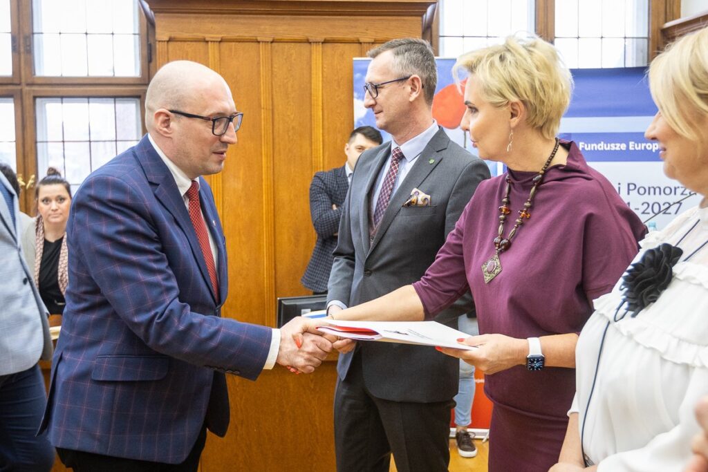 Uroczystość wręczenia umów, fot. Szymon Zdziebło/tatantoga.pl dla UMWKP