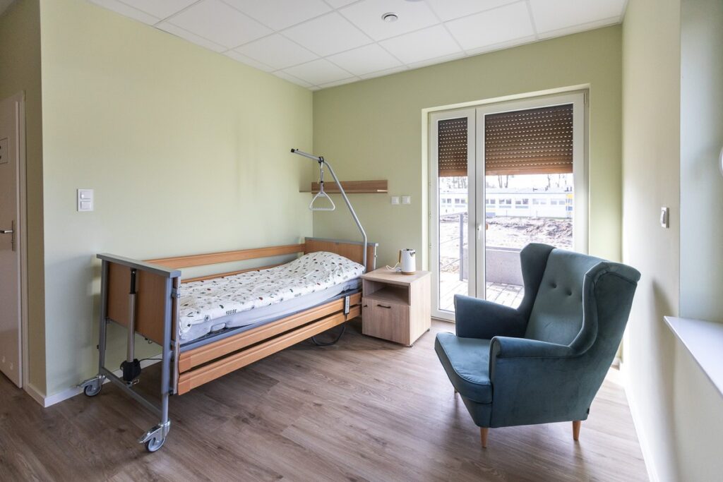 Otwarcie centrum opiekuńczo-mieszkalnego w Gronowie, fot. Szymon Zdziebło/tarantoga.pl. dla UMWKP