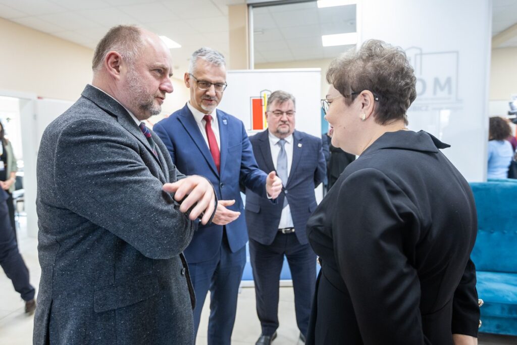 Otwarcie centrum opiekuńczo-mieszkalnego w Gronowie, fot. Szymon Zdziebło/tarantoga.pl. dla UMWKP